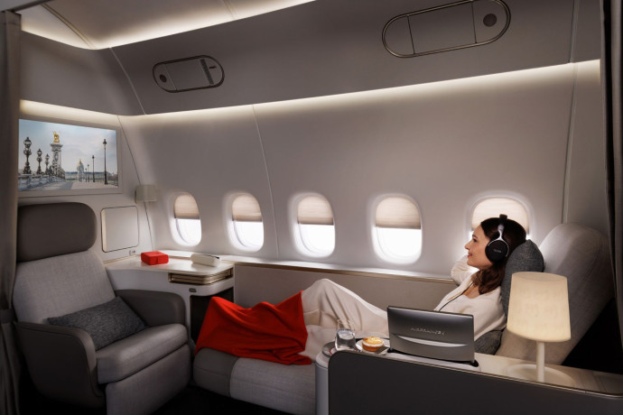 Chaque passager La Première dispose de deux écrans 4K de 32 pouces accessibles depuis son fauteuil, sa méridienne ou son lit.