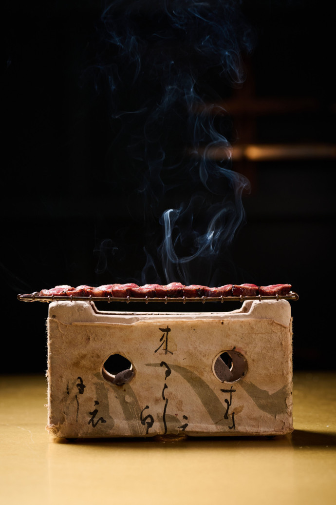 Une fois attablé, votre seule décision consiste à choisir consciencieusement vos baguettes, venues directement du Japon.