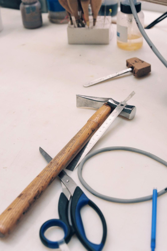 C’est avec Axel de Beaufort que nous visitons l’atelier, véritable royaume du sur-mesure composé d’une équipe d’artisans, d’ingénieurs et de designers passionnés.