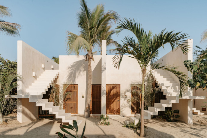 Sous le soleil ou sous la clim, sur un transat ou un king size, en vacances, on lézarde où on le peut. Autant s’ofrir les deux à Puerto Escondido, où même les chambres ont un goût de plage, 2025 - TGL