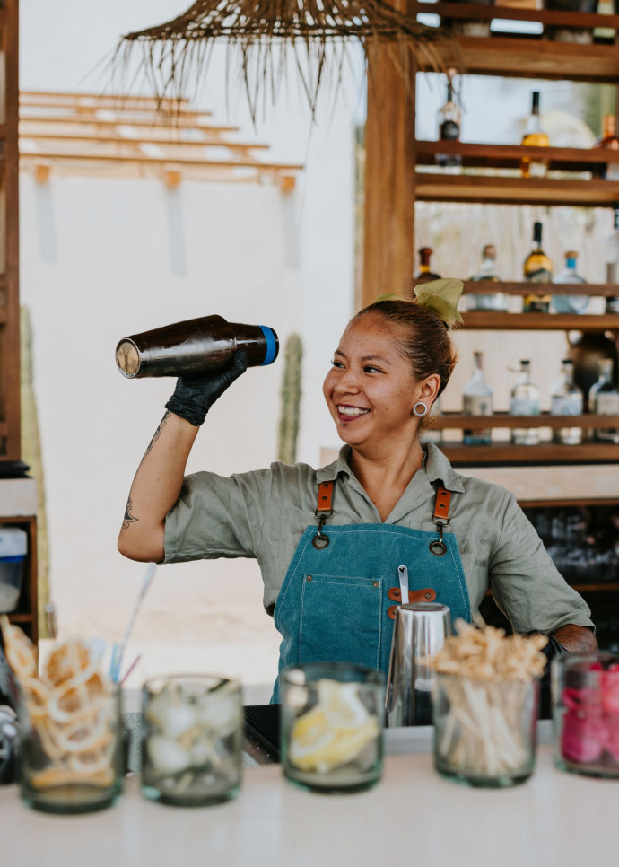 Au bar, cocktails à base d’ingrédients locaux et spécialités mexicaines, comme le Clamato, se dégustent devant l’océan.