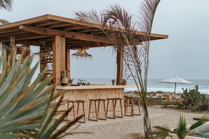 Face à l’océan, le bar de la Casa Yuma, à Puerto Escondido.