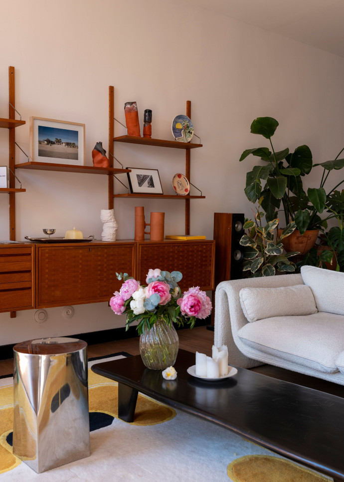 Dans le salon, il y a ces sculptures de son amie Emmanuelle Roule, des vases de Franca, un studio marseillais que l’on retrouve sur les murs de l’étage à travers des appliques, ou encore un cliché offert par Lolo Minel, le même qui refusa de goûter au baba au rhum.