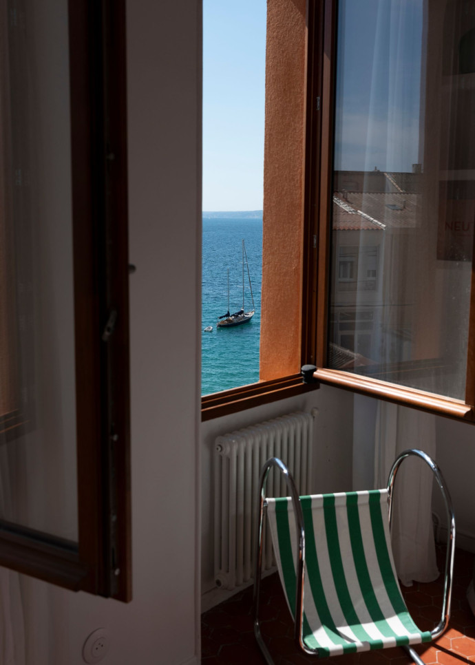 Axel Chay, un autre Marseillais, habille les lieux de ses créations contemporaines. Ici, le fauteuil Parad.