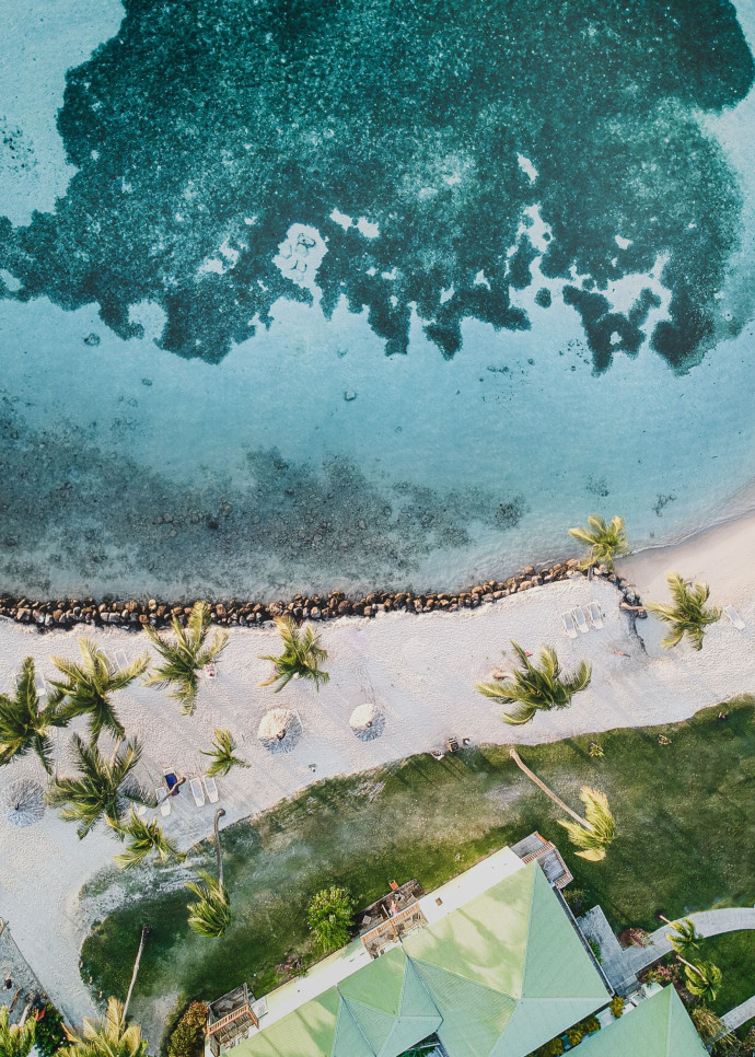 Une végétation luxuriante qui vient contraster avec le bleu lagon de la plage privée qui s’étend sur un kilomètre d’une réserve naturelle dans le sud-ouest de l’île.