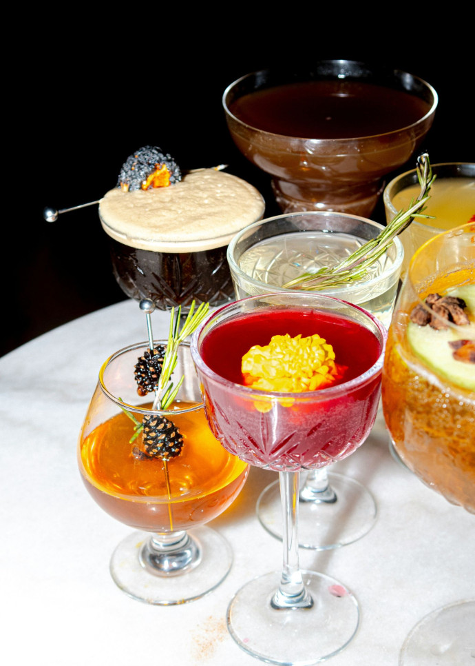 Si l’Espresso Martini, à base de café, incarne bien cette idée depuis quelques saisons, cet été, ce sont les cocktails au vin et au champagne qui prendront le relais.