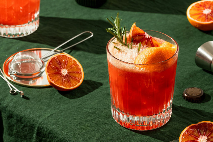 La rue Montorgueil se remplit tandis que le taux d’ensoleillement parisien grimpe en flèche. Nous sommes en mars, mais c’est déjà l’été. Le serveur tend sa carte, on la regarde à peine : « Un Spritz, s’il vous plaît. » Il est temps de tourner la page, 2025 - TGL