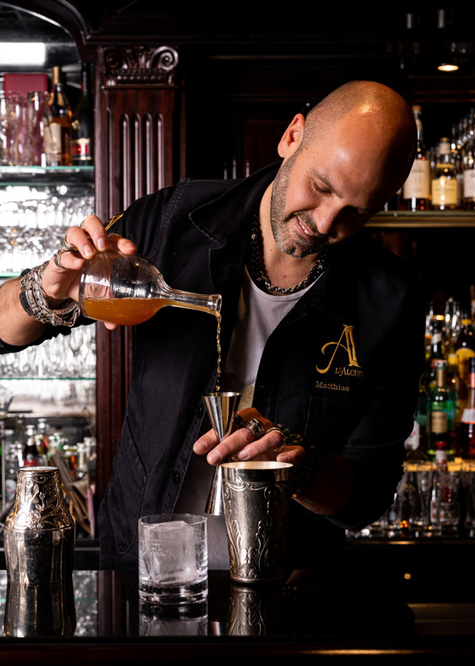 Matthias Giroud, fondateur de la marque de cocktails en bouteille L’Alchimiste et nouveau chef mixologue d’Air France, a conçu deux recettes « low » et «no alcool » pour les cabines La Première de la compagnie.