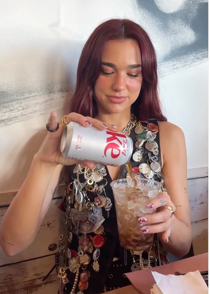 La chanteuse Dua Lipa enflammait TikTok en début d’année avec la vidéo d’un cocktail de son invention : Coca-Cola / jus de pickles / glace.