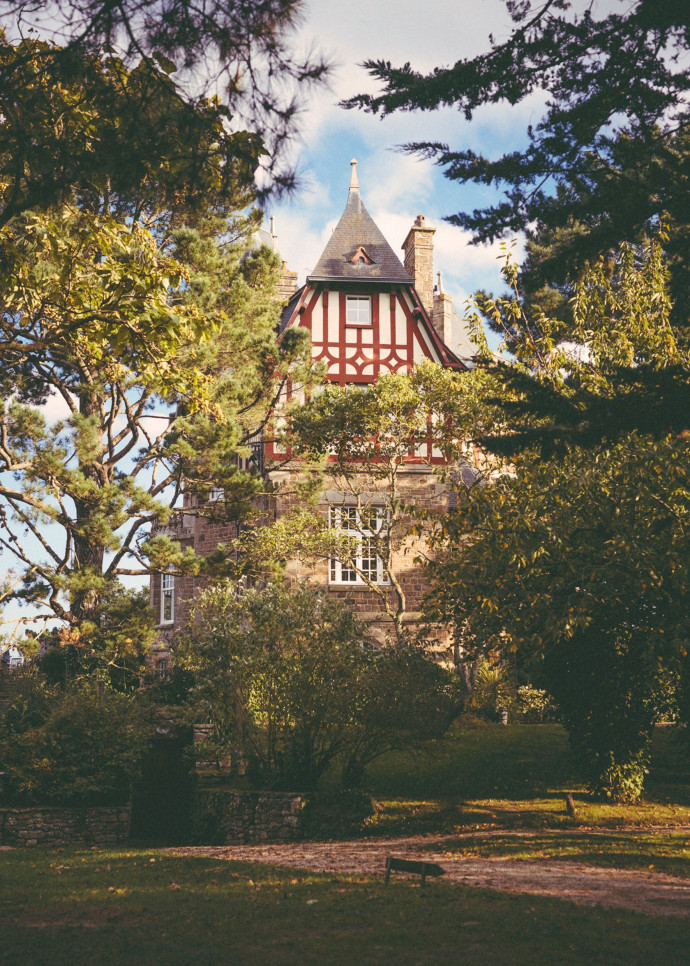 Niché dans un château de famille, le restaurant tutoie les cimes des meilleures tables du monde, porté par une cuisine de haute mer et de haute précision.