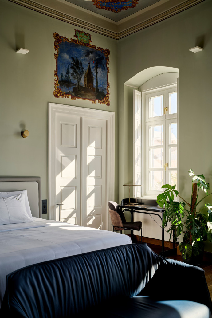 Niché dans l’un des plus beaux hôtels particuliers d’Ermoúpoli, Argini est un hôtel-boutique de 11 chambres au luxe raf iné. Ouvert en 2024 par la famille Polykretis, il dispose d’un délicieux restaurant, Elixis, avec une vue imprenable sur la mer et la ville.
