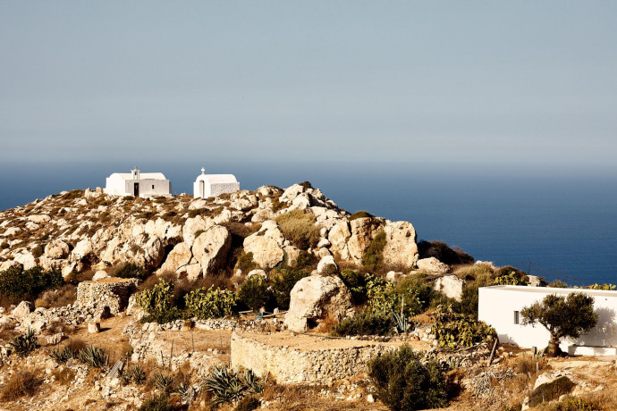 Les cartes postales des Cyclades seraient incomplètes sans ces vignes brûlées de soleil. Cap sur des cépages plus vrais que nature, 2025 - TGL