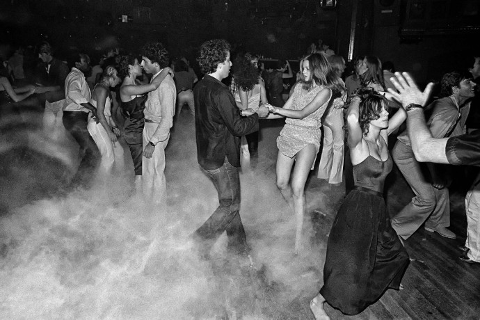 Au tournant des années 1970 et 1980, le disco fait danser la planète et inspire les graphistes. À l’heure où le vinyle règne sur les platines, les pochettes d’albums et de maxis brillent des codes qui lui sont associés et reviendront à chaque réappropriation du genre. Suivez le rythme, 2025 - TGL