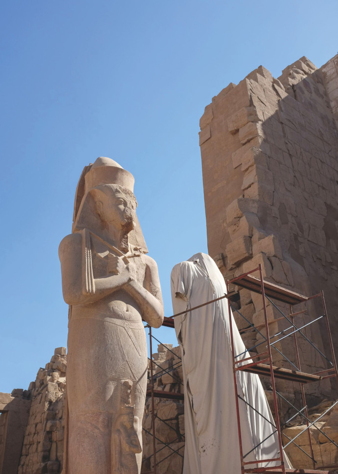 Statue de Ramsès II, le «pharaon bâtisseur», qui fit construire la partie extérieure du temple d’Amon.