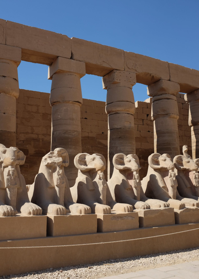 Le mythique temple de Karnak et ses sphinx à tête de bélier.