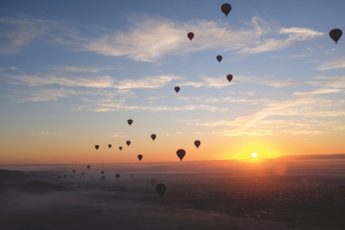 À l’aurore, la Vallée des rois se découvre en montgolfière, baignée de la lumière du soleil levant.