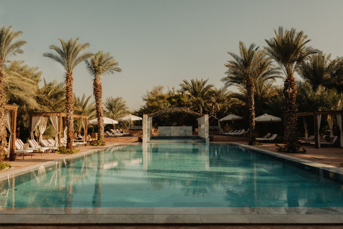 Zeina suit les nouveaux aménagements (dont de nouvelles villas avec piscine) et la montée en gamme de l’hôtel, désormais cinq-étoiles et membre de Relais & Châteaux.