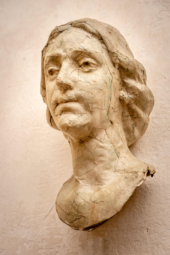 Lecce possède une tradition artisanale unique au monde : la cartapesta (papier mâché) baroque, popularisée au XVII e siècle pour créer statues et décors religieux légers.