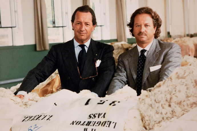 Sergio Franco et Pier Luigi Loro Piana devant leur stock de laine, au début des années 1990.