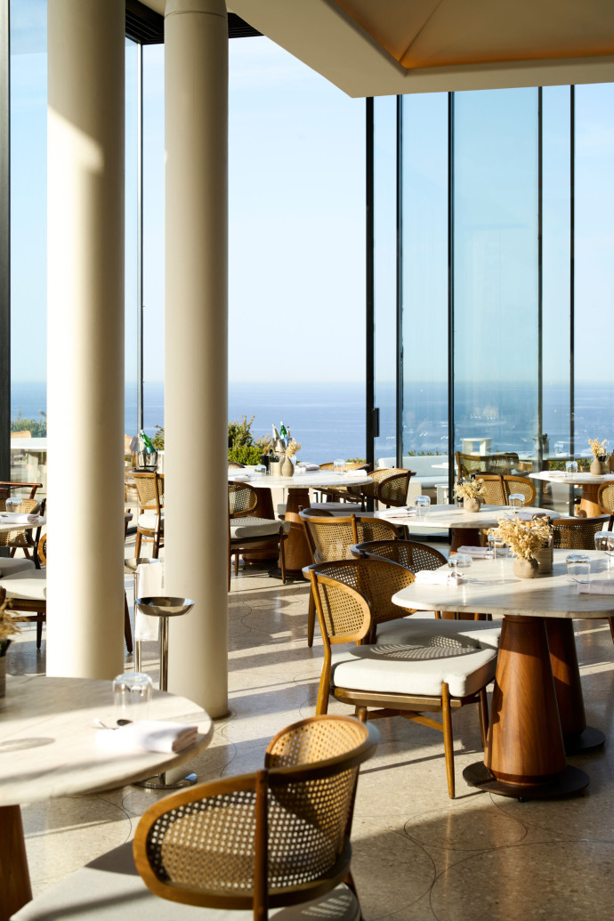 En plus du beach club Bond, le restaurant Atria, tout en haut, joue sur les codes d’une piazza cycladique, avec une cuisine 100 % méditerranéenne.