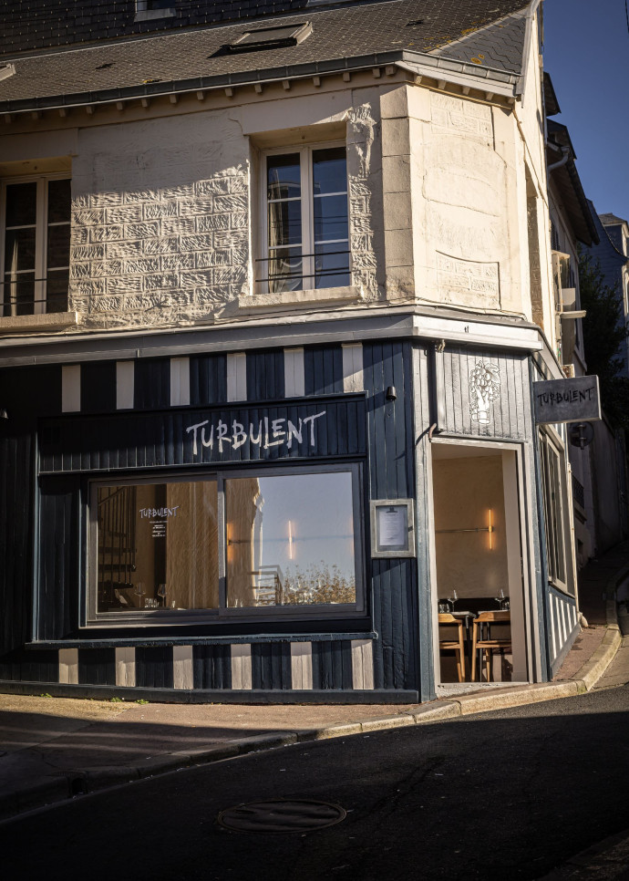 Avec son nom de rockstar, Jarvis Scott signe son premier solo : Turbulent, un restaurant comme un manifeste.