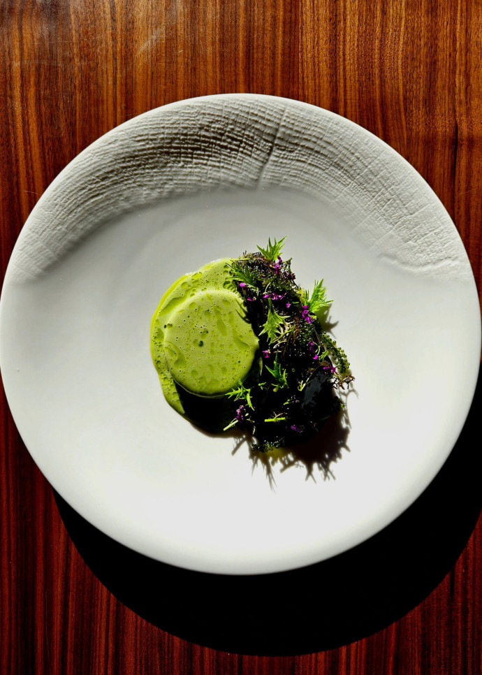 assé par quelques étoilés et les fourneaux de la présidence du Sénat, Julien Baradel compose en menus 4 ou 6 temps une cuisine affûtée, ancrée dans les produits locaux.