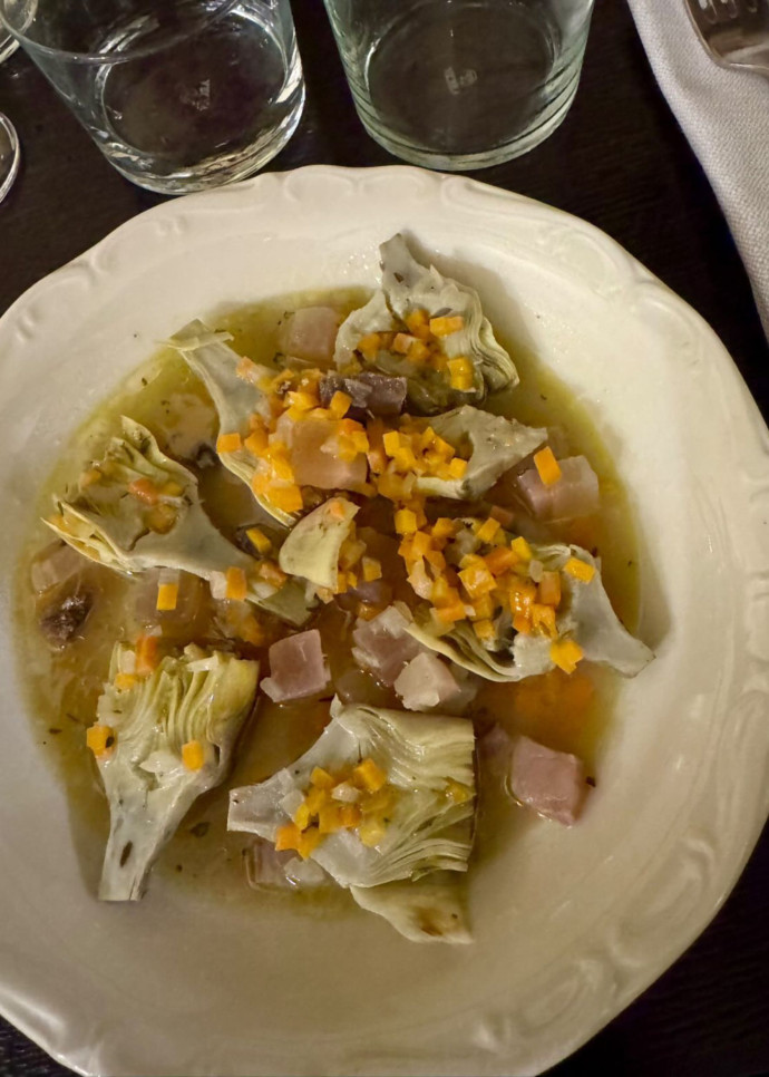 Iñaki Aizpitarte mijote une cuisine franche et terrienne : tripes de morue, veau rosé au beurre pimenté, riz aux carabineros.