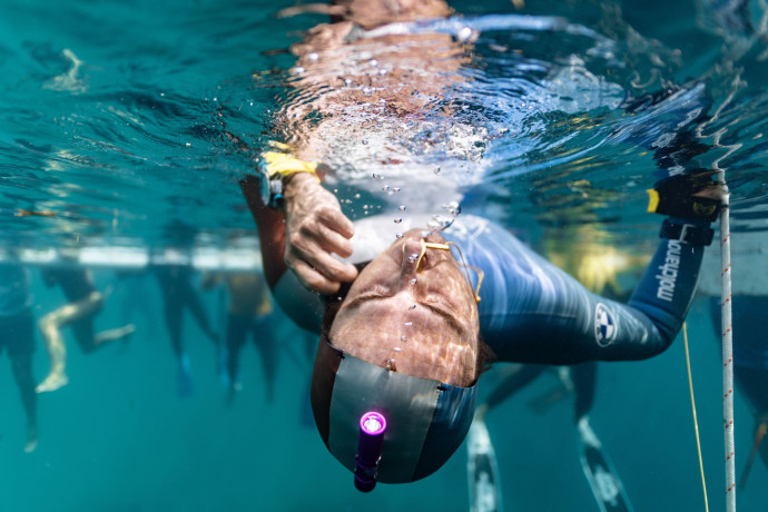Arnaud Jerald est apnéiste professionnel. La liberté totale, il la ressent à plus de 100 mètres de profondeur, sans respirer pendant plus de trois minutes. Cette folie, il l’accomplit sa montre Richard Mille au poignet, 2025 - TGL