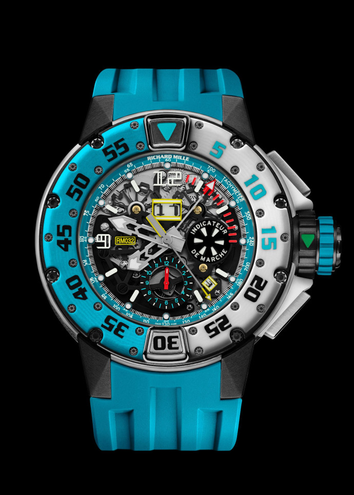 Ce chronographe automatique à l’imposant boîtier rond (50 mm de diamètre pour 17,8 mm d’épaisseur) est équipé de nombreuses fonctionnalités : affichage des heures, minutes et secondes, totalisateur de 12 heures, chronographe flyback, calendrier annuel, grande date à 12 heures et indicateur des mois à 4h30. Une plongeuse destinée à la profondeur des océans, étanche jusqu’à 300 mètres, qui of re une réserve de marche d’environ 50 heures.