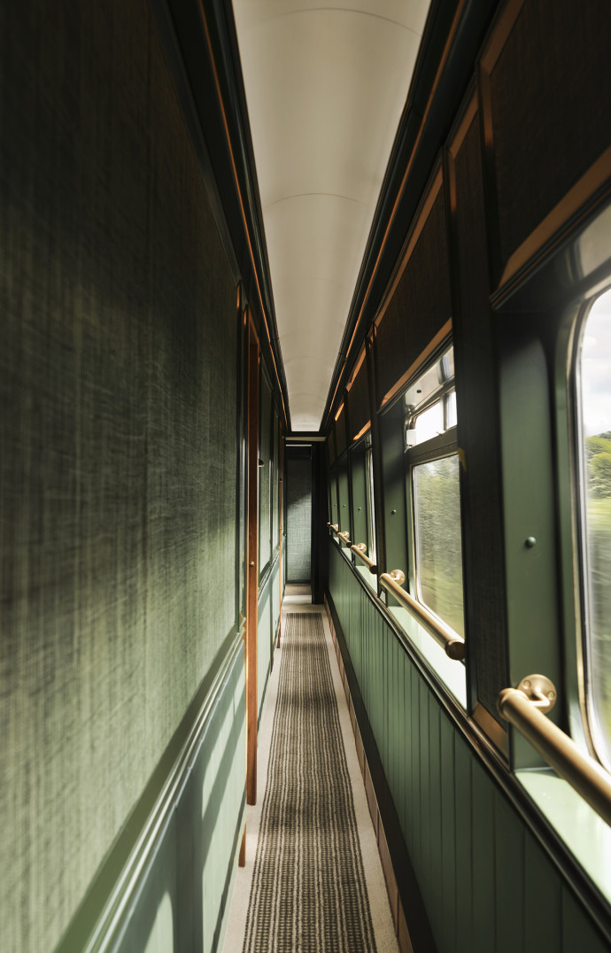 Les couloirs du train font écho à la nature qu’il traverse.
