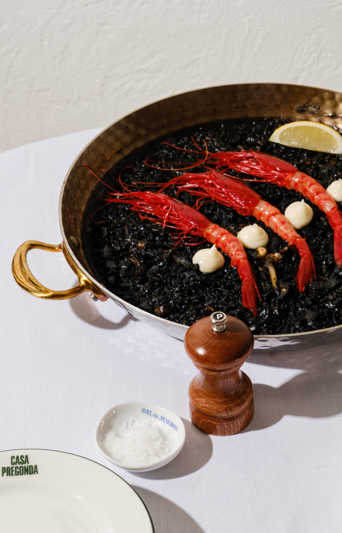 Casa Pregonda est bercée par les vagues d’une cuisine espagnole authentique et des spécialités minorquines, exécutées par le chef Alexandre Giesbert.