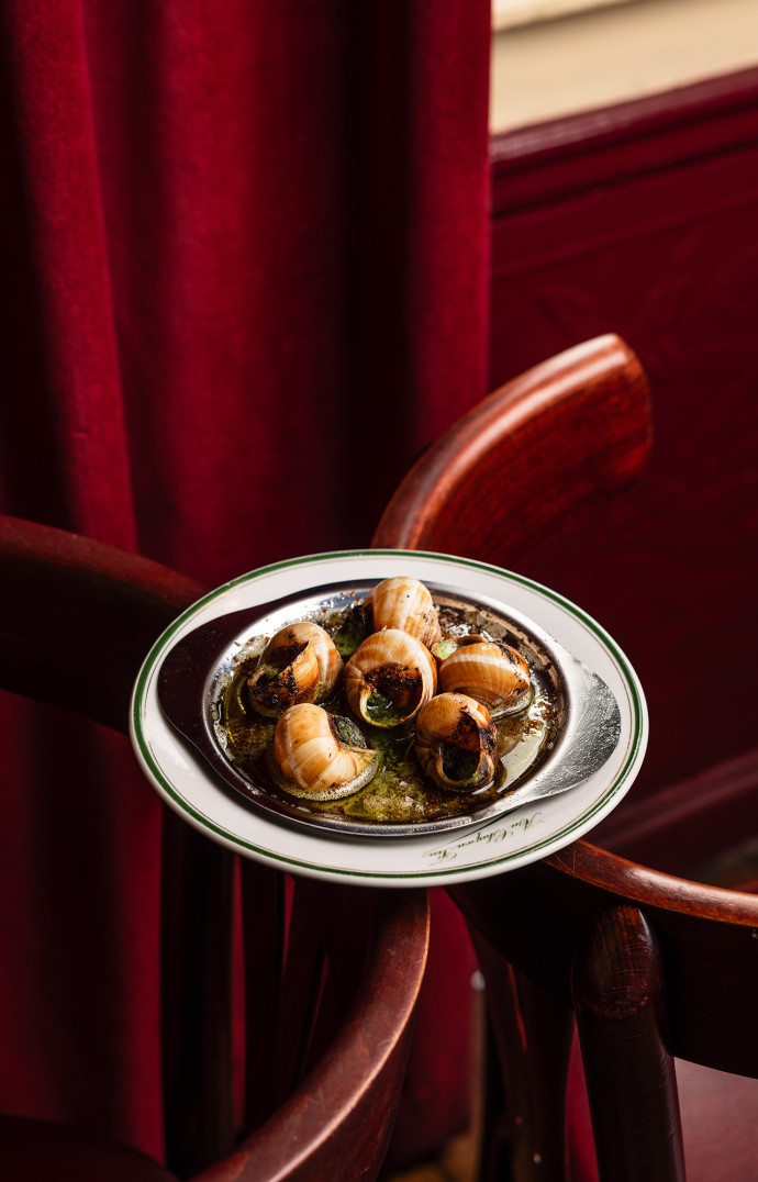 Aux Lyonnais est un bouchon réputé depuis les années 1950 repris en 2002 par Alain Ducasse.