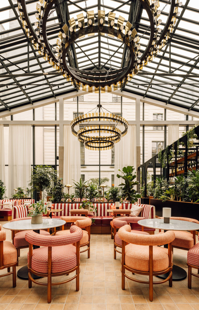 Le restaurant s’intègre sous la verrière de l’hôtel, un lieu magistral.