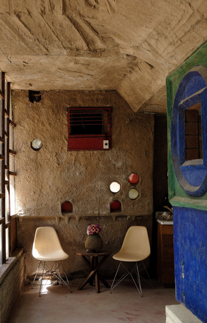 L’atelier-galerie de Paolo Soleri, érigé à partir de 1956 à Paradise Valley, est un étonnant laboratoire d’arcologie : ses structures en béton « earth‑cast », partiellement enterrées, jouent avec les courbes naturelles du site pour créer des espaces frais et protégés du soleil.