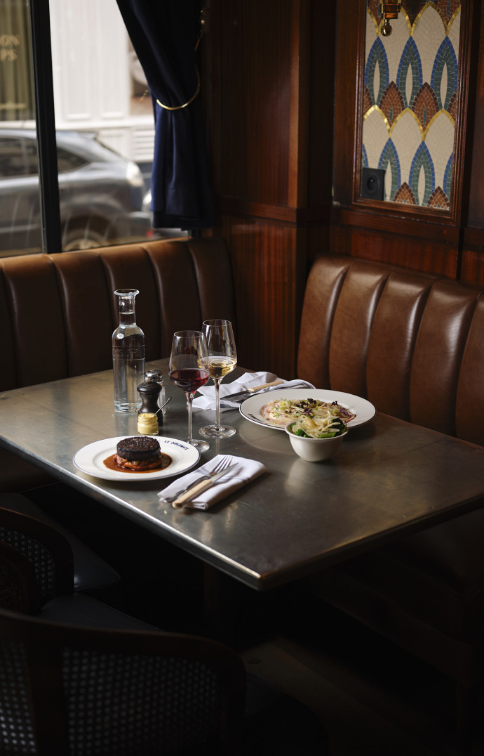 Dans son décor qui flirte avec le pub anglais, le Diplomate est un bistrot qui célèbre l’Art déco.