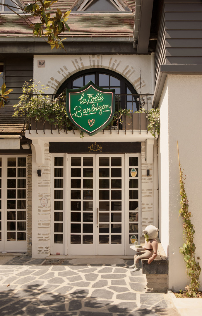 Et voilà que s’annonce le perron de La Folie Barbizon.