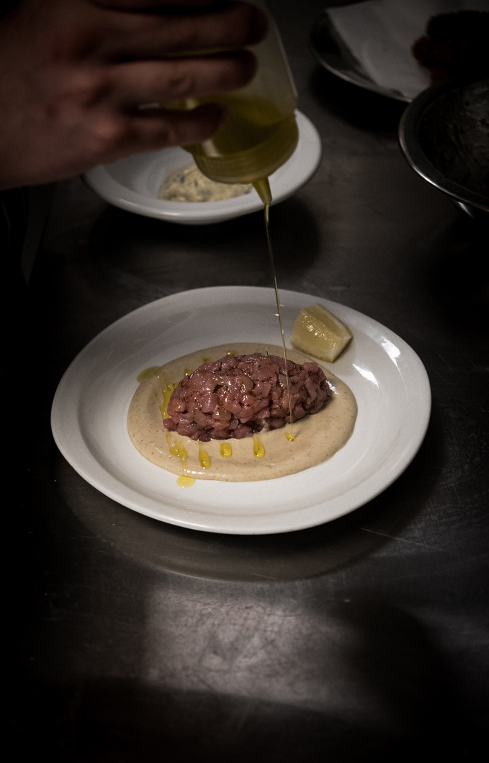Niché dans une ancienne boucherie réhabilitée, ce bistrot sur deux niveaux est l’œuvre de l’ ancien épicier Dan Humphris (ex-Jeanne Aimée) et du britanno-chef Chris Woolard.