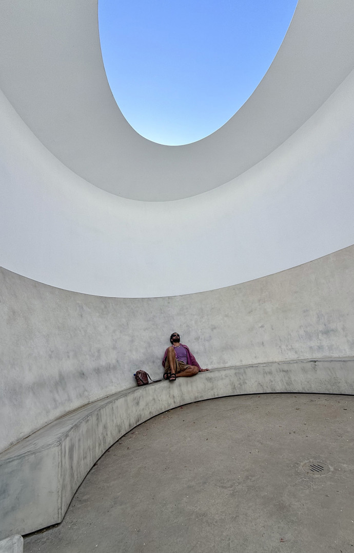 Le designer Julien Sebban admire l’œuvre de James Turrell.