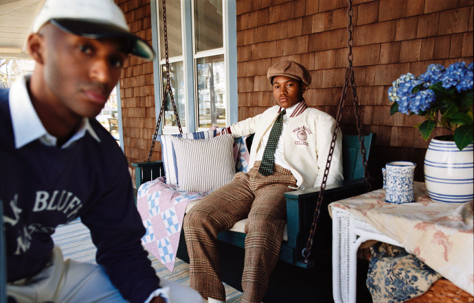 Poursuivant les récits estivaux de la marque après sa campagne Ralph’s Hamptons, la collection Polo Ralph Lauren pour Oak Bluffs mêle vêtements de loisirs côtiers classiques et pièces chics.