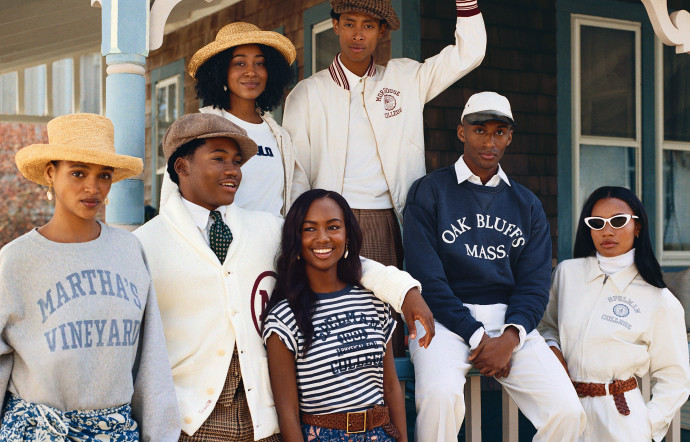 Depuis près de 60 ans, Ralph Lauren incarne l’essence de la vie et du style américains, mettant en lumière des histoires de famille et d’héritage.