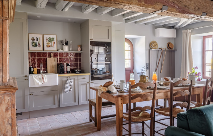 Les intérieurs des maisonettes rappellent dans détour des maisons de campagne.