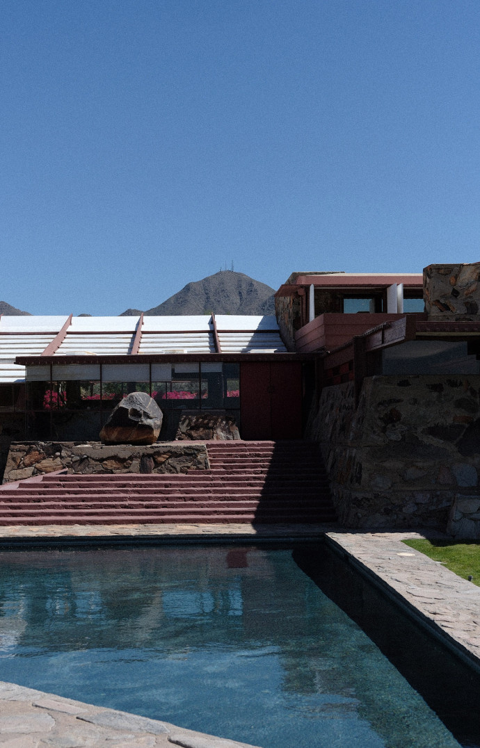 Taliesin West, ancienne résidence d’hiver de Frank Lloyd Wright, trône dans le désert de Sonora comme un manifeste architectural vivant : lignes basses, pierres locales et lumière rasante dialoguent avec l’horizon. Le campus abrite aujourd’hui la Frank Lloyd Wright Foundation et reste un pèlerinage incontournable pour les passionnés de design organique.