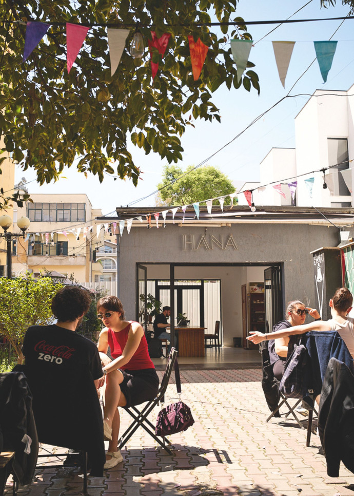 Le Hana Corner Café.