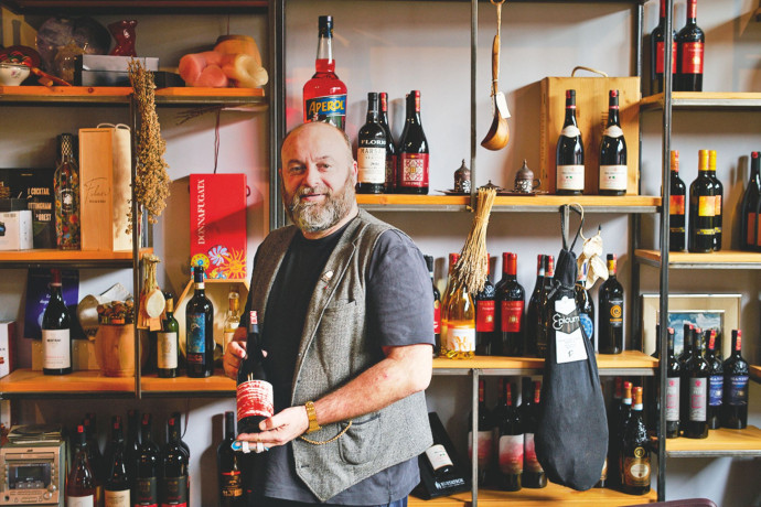 Le propriétaire du Fileri Wine Bar, Tony.