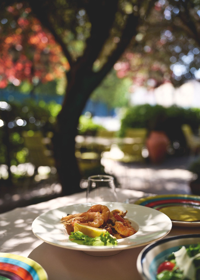 Ce restaurant de poissons séduit avec sa terrasse ombragée et paisible.