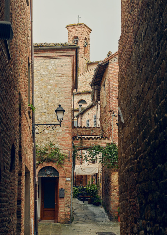 En se promenant, on remarquera les maisons de brique typiques de la ville, ses ruelles étroites, dont la plus petite ne fait que 80 centimètres de large.