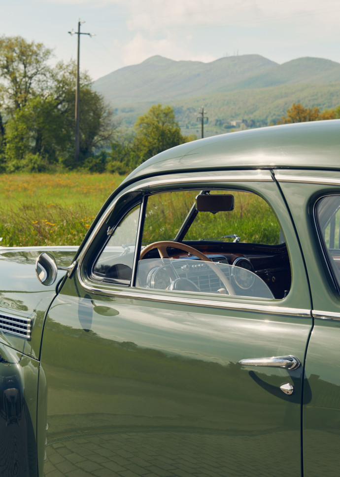 Sur les routes toscanes, dans un coupé Cadillac de 1941 issu de la collection d’automobiles américaines de Nicola Bulgari, le paysage défile comme les images d’un film.