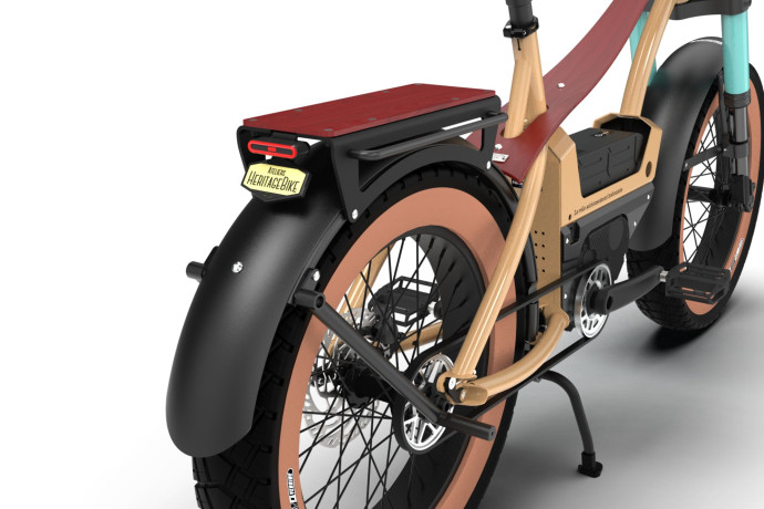 Le porte-bagage en bois est monté sur le garde-boue noir mat, contrastant avec les pneus spécifiques aux flancs beiges.