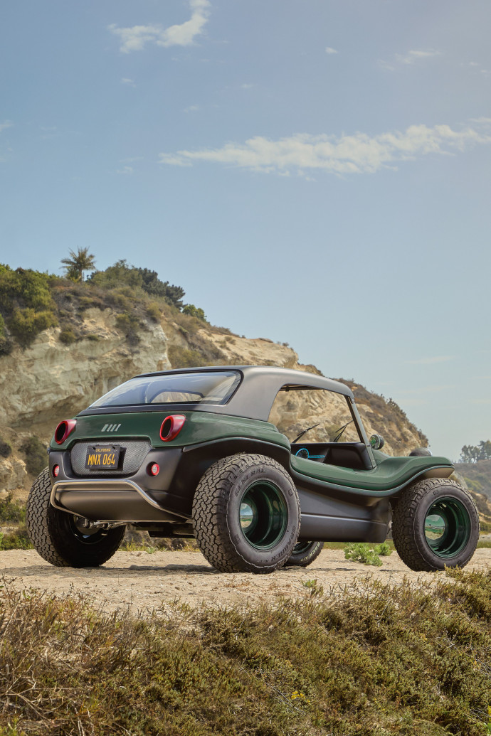 Propulsion, freinage régénératif, bat erie de 20 ou 40 kWh, histoire de pouvoir partir se perdre dans la nature d’un coup de tête, 202 ch, 4,5 s de 0 à 100 km/h et des pneus tout-terrain: les spécifi cités de la version d’aujourd’hui n’oublient pas les sensations, même sans le grondement du bon vieux 4 cylindres boxer VW.