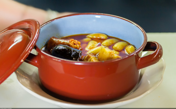 La fabada, cassoulet traditionnel, est servie dans la plupart des sidrerías de la région.